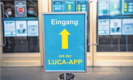  ?? SYMBOLFOTO: PAUL ZINKEN/DPA ?? Die Luca-App soll nun auch im Kreis Sigmaringe­n zum Nutzen kommen.