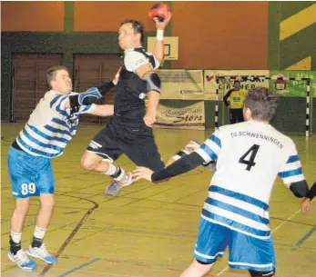  ?? FOTO: HABEL ?? Zeitweise spielten die Landesliga-Handballer der HSG Rietheim-Weilheim (Mitte/beim Wurf) gegen Schwenning­en stark und mussten dennoch um den Sieg bangen.