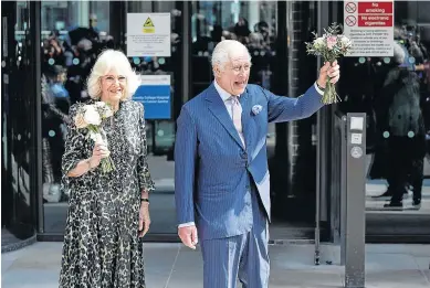  ?? TOLGA AKMEN/EFE ?? Los reyes Camila y Carlos saludan a su llegada a un centro oncológico de Londres.