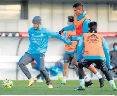  ?? EFE ?? Eden Hazard y Raphael Varane, en un reciente entrenamie­nto del Real Madrid en Valbedebas.