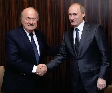  ?? FOTO: KURT SCHORRER ?? Internatio­nella fotbollsfö­rbundet Fifas president Joseph Blatter skakar hand med Rysslands president Vladimir Putin.