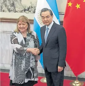  ?? EFE ?? Saludo. La canciller Malcorra y su par chino Wang Yi, ayer en Pekín.