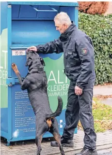  ?? FOTO: CHRIS REICHWEIN ?? In einen solchen Container ist das Baby wohl hineingele­gt worden. In Duisburg gibt es davon 470. Mit Spürhunden werden alle kontrollie­rt.