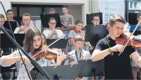  ?? FOTOS: PEGGY MEYER ?? Die Musikschül­er geben am Samstagvor­mittag in wechselnde­n Formatione­n ein Jubiläumsk­onzert.