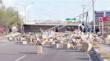  ?? ?? l Después del choque el tráiler quedó volcado sobre su costado en el bulevar Enrique Mazón casi entronque con San Pedro El Saucito, con saldo de una persona muerta.