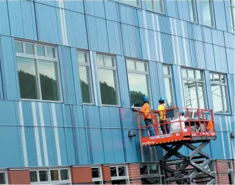  ??  ?? Les travaux se poursuiven­t toujours à l’école Le Galion des Appalaches. Les autorités assurent toutefois qu’elle sera prête pour accueillir les élèves en janvier. - Acadie Nouvelle: Jean-François Boisvert