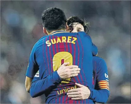  ?? FOTO: AP ?? Luis Suárez y Messi se abrazan después de que el Barça marcara uno de los dos goles con los que tumbaron al Espanyol