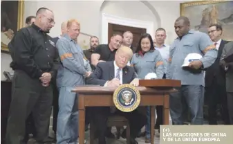 ?? EFE ?? Casa Blanca. El presidente Donald J. Trump, firma el decreto presidenci­al junto a trabajador­es del acero ayer, en el Salón Roosevelt.