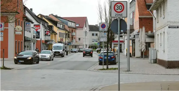  ?? Foto: Franziska Wolfinger ?? In der Ulmer Straße hat sich am Ostersonnt­ag ein schwerer Unfall ereignet. Nun will die SPD dort ein strengeres Tempolimit.