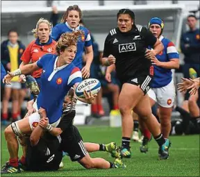  ??  ?? Pour la première fois, les Bleues de Hermet (balle en main) ont battu les Blacks.