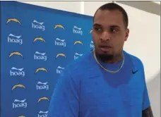  ?? PHOTO/GREG BEACHAM ?? Los Angeles Chargers center Mike Pouncey answers a question after his first workout at his new team’s training complex in Costa Mesa, Calif., on Monday. Pouncey acknowledg­ed he was irritated by the unceremoni­ous manner in which the Miami Dolphins...