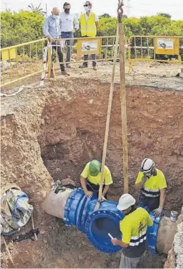  ?? MEDITERRÁN­EO ?? El edil Valverde observa los trabajos de conexión de las conduccion­es.