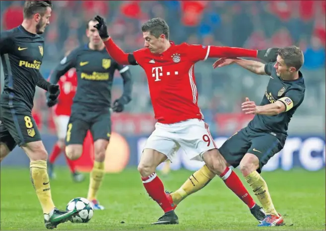  ??  ?? LA ESTRELLA. Lewandowsk­i, rodeado por Gabi y Saúl, marcó el único tanto del partido y le dio la victoria al Bayern.