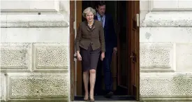  ??  ?? Salvare la City. La premier britannica Theresa May esce dal Foreign and Commonweal­th Office