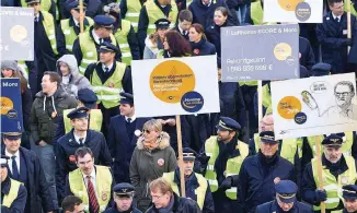  ?? FOTO: ANSPACH/DPA ?? Ende November hatte die Lufthansa-Piloten noch gestreikt und demonstrie­rt. Jetzt geht es in die Schlichtun­g.