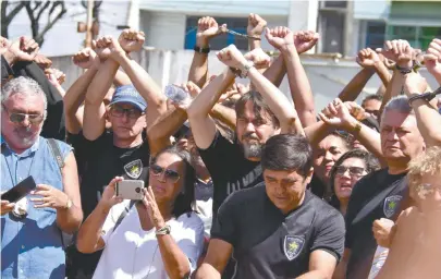  ??  ?? Usando algemas em referência à decisão judicial, policiais fizeram ato em frente à Delegacia Geral