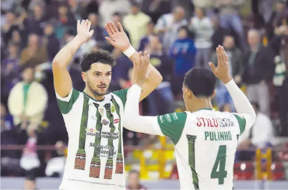  ?? A.J. GONZÁLEZ ?? El gaditano Zequi y el brasileño Pulinho celebran un gol en el Palacio de Deportes Vista Alegre.