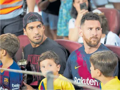  ?? EFE ?? En familia. Suárez y Messi junto a sus hijos, cuando el Barça perdía con Betis. Luego todo cambió.