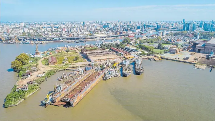  ?? MARIO QUINTEROS ?? Entre barcos y galpones. En esta lengua de tierra, que en verdad no es una isla, aún están la Dirección de Vías Navegables, la Escuela Naval Fluvial y un amarradero.