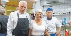  ?? FOTO: VERA STILLER ?? Sie kochten den Gästen vom Wangener Suppentöpf­le eine schmackhaf­te Mahlzeit (von links): Bertl Lauritsch, Christa Trost und Peter Stahl.