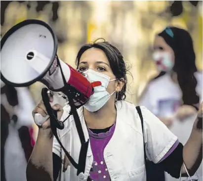  ?? Foto: dpa ?? Die Lage spitzt sich zu: Das Personal in den Krankenhäu­sern Katalonien­s protestier­t.