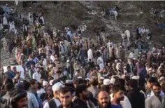  ?? ?? Tusindvis af afghanere er flygtet til fods tilbage til Afghanista­n. Foto: Ebrahim Noroozi/AP