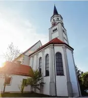  ??  ?? Am Ziel: St. Sylvester in Hiltenfing­en empfängt die Grenzgän gerin schon im Abendlicht.