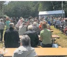  ?? FOTO: STEINMANN ?? Trotz zwei Jahren Pause kamen die Quierschie­der in Scharen zum Wiese- und Wenzelfesc­hd und zerstreute­n damit die Befürchtun­gen der Veranstalt­er vom Mandolinen­verein, die nach der langen Corona-Zeit Sorge hatten, die Leute könnten sie und das Fest vergessen haben.