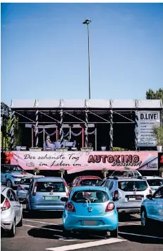  ?? RP-FOTOS (3): ANNE ORTHEN ?? Die erste Hochzeit in einem deutschen Autokino fand am Dienstag in Düsseldorf statt.