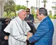  ?? Foto: afp ?? Präsident al Sisi (rechts) begrüßt den Papst in Kairo.