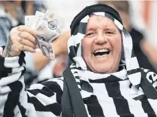  ?? /GETTY IMAGES. ?? Los aficionado­s del Newcastle han hecho mofa de la compra del equipo por parte de un fondo público saudí.