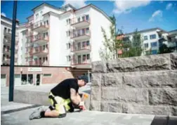  ?? FOTO: MIKAEL ANDERSSON ?? NEDLAGT. Keith Olsson bankar ner sista plattan på nya Maltesholm­storget i Hässelby strand.