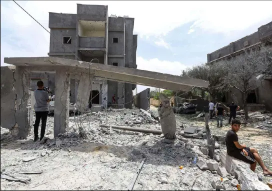  ??  ?? مبان مدمرة بالكامل في مدينة تاجوراء جنوب العاصمة طرابلس جراء قصف قوات الجنرال حفتر