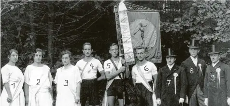  ?? Archivfoto: Wolfram Stadler ?? Auf diesem Gemeinscha­ftbild der Sportverei­nigung anlässlich der Fahnenweih­e ist bei genauer Betrachtun­g die Badehose zu erkennen, die der nackte Diskuswerf­er kurzfristi­g verpasst bekommen hatte.