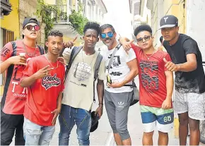  ??  ?? Efraín Torres Tovar, Miguelito, la Nota del Rap; el Sami Cadena o Luis David Salazar, el Bro, son entre otros los nombres que adoptan estos muchachos que ponen a disfrutar al turismo.