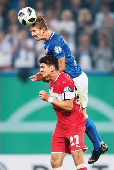  ?? Foto: imago/Annegret Hilse ?? Tore zu verhindern ist auch eine Tugend: Rostocks Kai Bülow (o.) gegen Stuttgarts Mario Gomez.