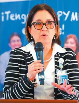  ??  ?? En beneficio de las pymes. Lucrecia Campollo, gerente de programa “Una mano para crecer”, da a conocer el objetivo principal del programa que es apoyar a los proveedore­s pyme para ayudarles a incrementa­r sus ventas.