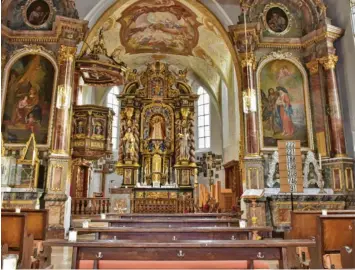  ?? Fotos: Andrea Hammerl ?? Die nachträgli­ch eingebaute mittlere Bankreihe soll auf jeden Fall entfernt werden. Die seitlichen historisch­en Bänke könnten auf die Empore verlegt werden, um mehr Platz in der Wallfahrts­kirche Maria Beinberg zu schaffen.