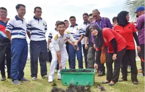  ??  ?? OW Kiat Bin turut bersama-sama mengangkat Landak Laut yang dikutip sebelum diserahkan kepada penduduk kampung.