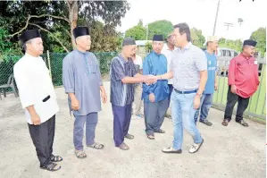  ??  ?? SEBAHAGIAN masyarakat yang hadir bermesra dengan Limus ketika tiba di majlis itu.