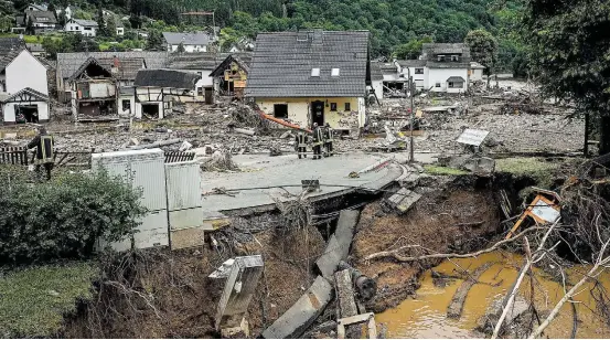  ?? SASCHA STEINBACH/EPA/EFE ?? Eventos irregulare­s. Inundação do Rio Ahr destruiu parte da cidade de Schuld; drama na Europa fortalece apelos por ações contra mudanças climáticas