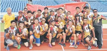  ??  ?? AXIS Petra Track & Field team athletes and officials celebratin­g their achievemen­t with Leong (left). — Photo by Teo Chi Wei