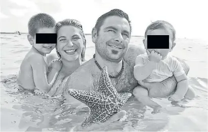  ??  ?? En familia. Mariano Sartorato (36), junto a su esposa Carolina y sus dos hijos varones, en unas vacaciones.