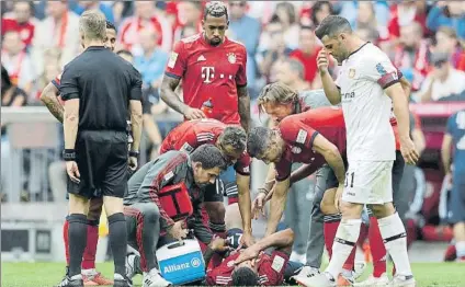  ?? FOTO: AP ?? Tolisso, tendido en el terreno de juego tras sufrir una rotura de ligamentos de la rodilla derecha contra el Bayer Leverkusen