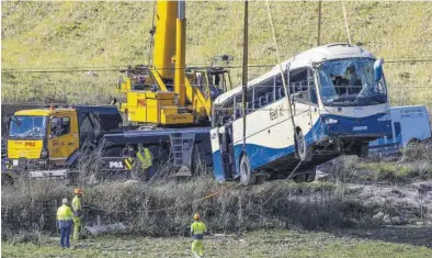  ?? CATI CLADERA /EFE ?? Momento en el que una grúa retira el autocar siniestrad­o ayer en Mallorca, en el que viajaban turistas del Imserso.