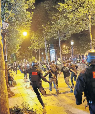  ?? NACHO DOCE/REUTERS ?? La Policía corre tras un grupo de jóvenes que realizaron actos vandálicos en París.