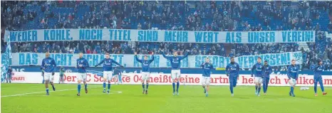  ?? FOTO: DPA ?? Schöne Grüße aus der Kurve: Die Schalker Fans kommentier­en den Goretzka- Wechsel zum FC Bayern auf ihre Art.