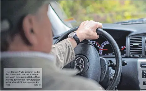  ?? FOTO: DPA ?? Trotz Risiken: Viele Senioren wollen das Steuer nicht aus der Hand geben. Auch zur unverbindl­ichen Überprüfun­g der eigenen Fahrtüchti­gkeit gehen viele nicht aus eigenem Antrieb.