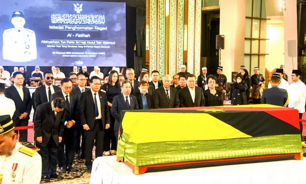  ?? — Penerangan photo ?? Sarawak United People’s Party (SUPP) leaders led by party president, Deputy Premier Datuk Amar Dr Sim Kui Hian (front, fourth left), pay their last respects to Taib.