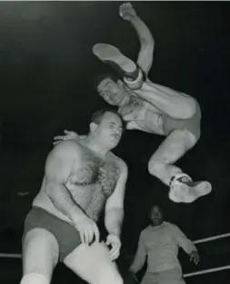  ??  ?? Anonyme, Two Wrestlers (Deux lutteurs), 1956, Bogota, photograph­ie argentique.